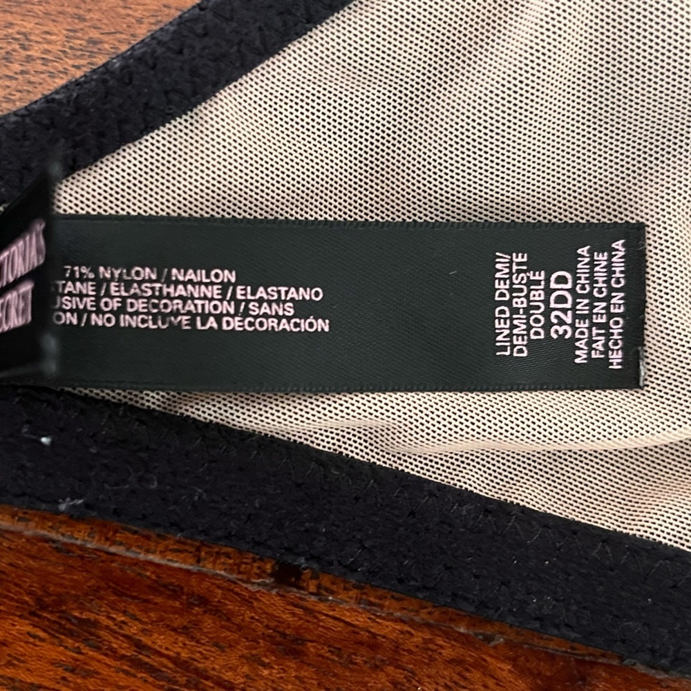 Victoria's Secret Bra 32DD Lined Demi Black Lace - Picture 3 of 3